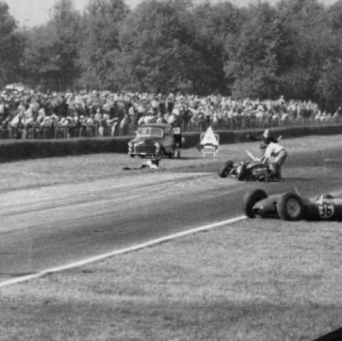 La lotus N° 36 de Jim etst sur le côté de la piste tadis que la Ferrari de Von Trips est au milieu de la piste